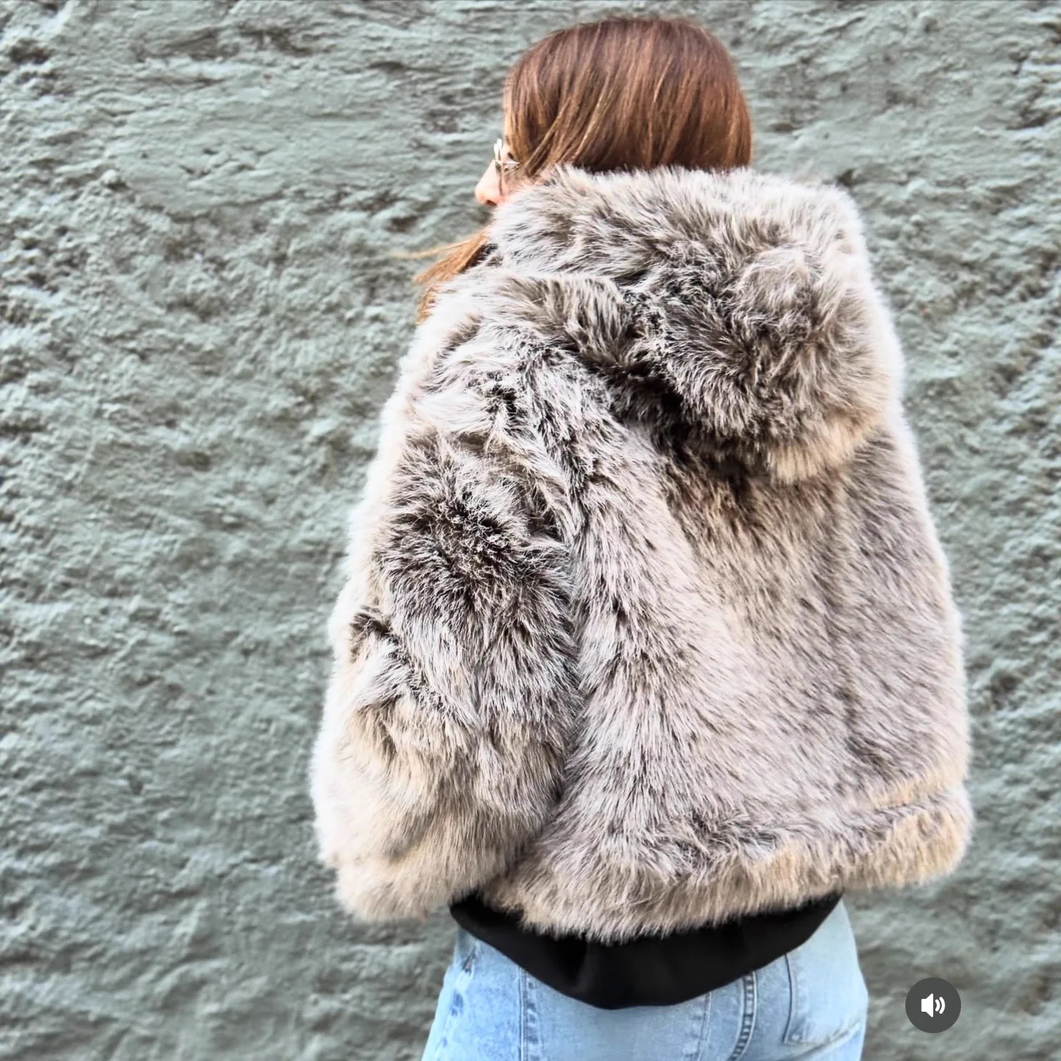 KIDCRKJ الشتاء النساء فو الفراء سترة التدرج الفراء مقنعين سيدة ايكو فو الفراء أبلى مريحة رقيق فو الفراء معطف للإناث
