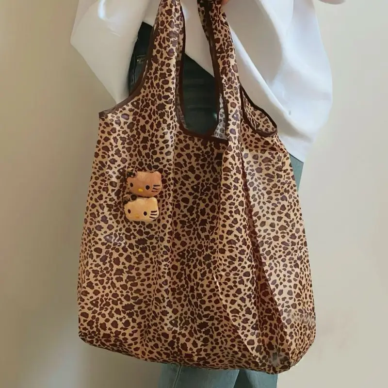 Bolsa de maquiagem de couro preto leopardo hello kitty para mulheres, grande capacidade, portátil, viagem, cuidados com a pele e cosméticos ﻿