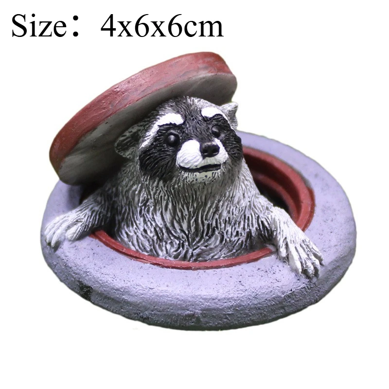 1 PC Creative Raccoon Under Manhole Cover Resin Statue Simulation Animal Miniatures Garden Mini Landscape Courtyard Decor Craft