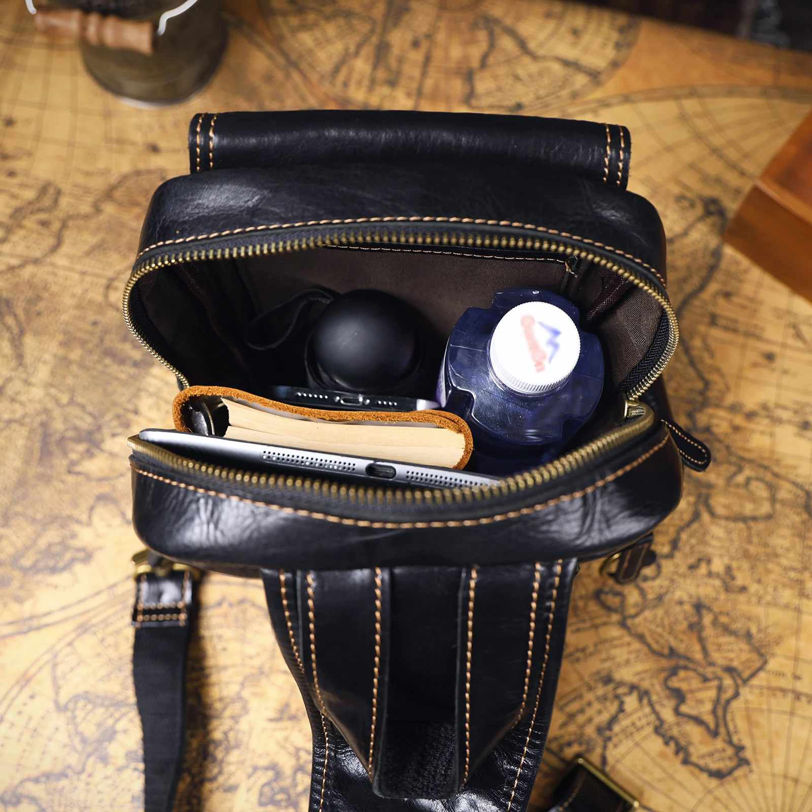 Vintage Echtleder-Brusttasche für Herren, Vollnarbenleder-Umhängetasche, Tagesrucksack mit großer Kapazität – Detail 14