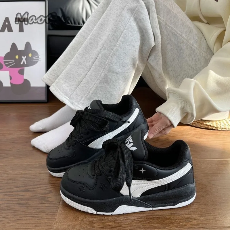 Chaussures de skate en cuir noir et blanc pour femmes, lacets, baskets décontractées streetwear, respirantes, antidérapantes, plateforme, chaussures de sport tendance