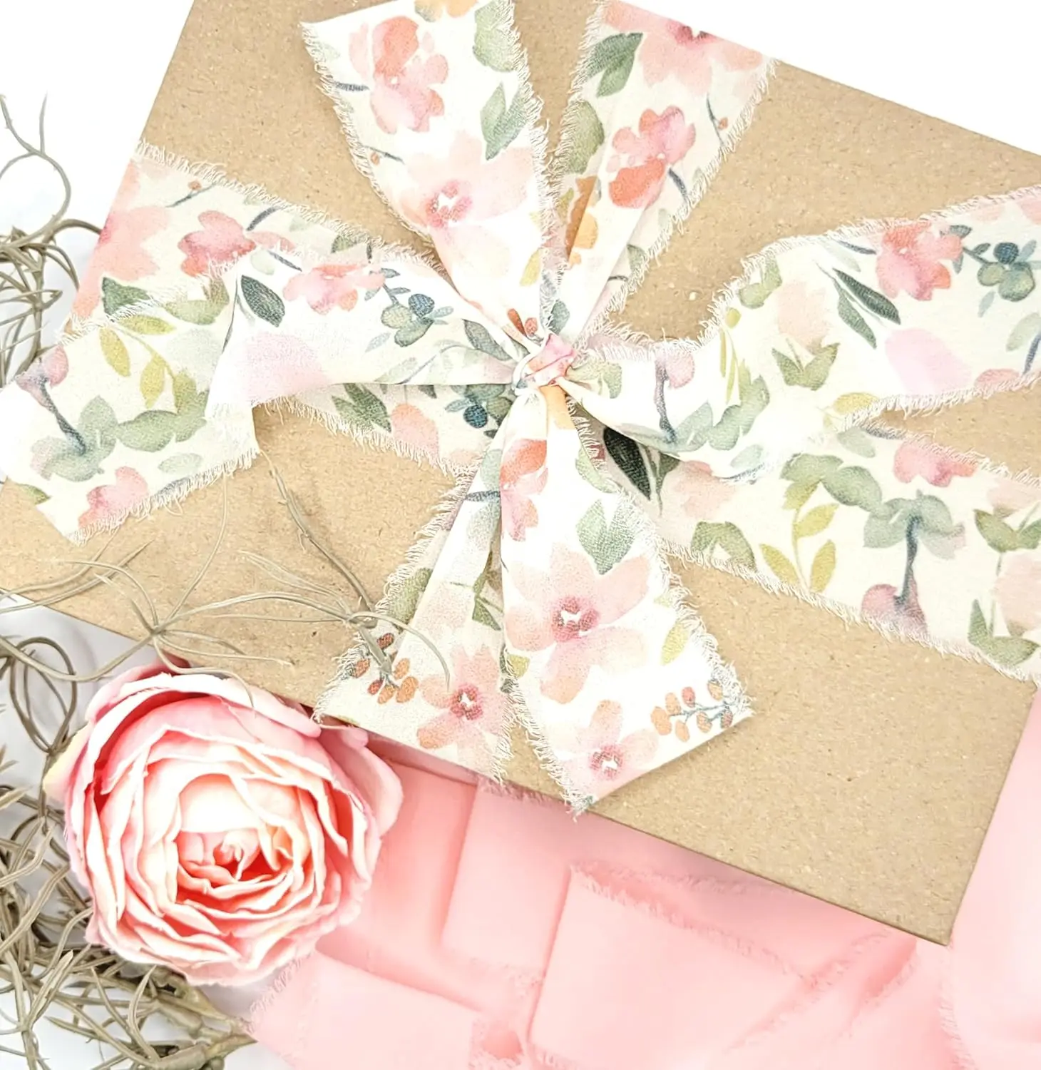 1 Rolle 5m*4cm Ausgefranstes Satinband mit handbedruckten Blumen aus Chiffon-Seide für Hochzeitssträuße, Geburtstagsfeiern und DIY-Dekorationen – Detail 9