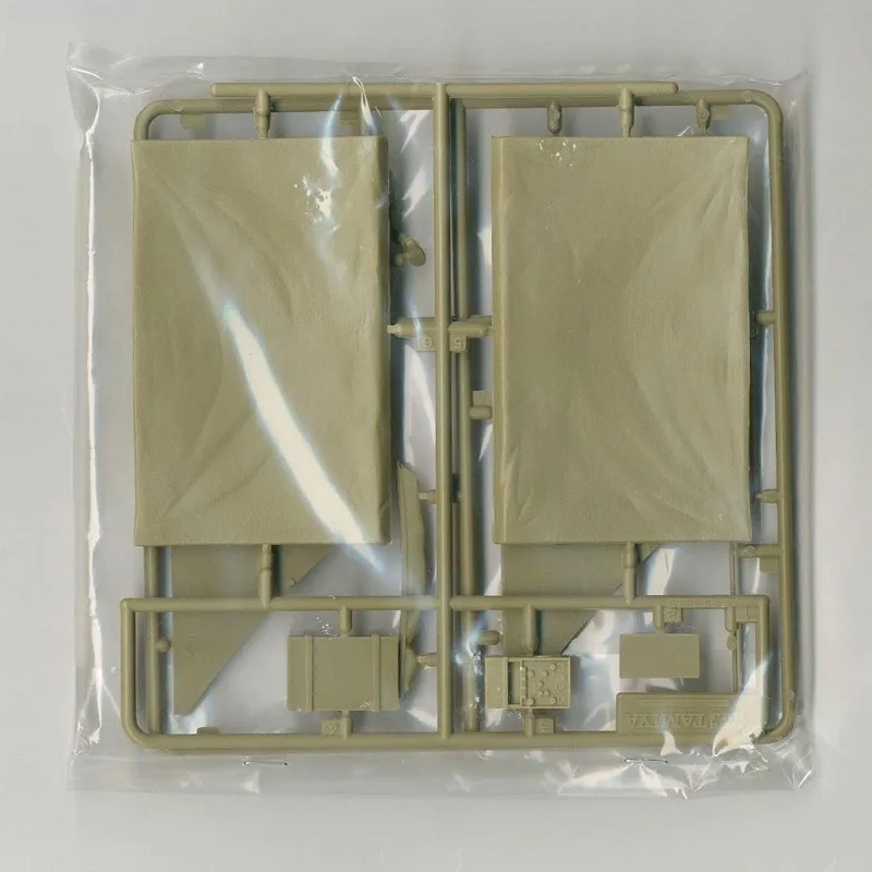 Model Kit Tamiya 35074 1/35  Afrika Korps Tent & Radio Operator Set