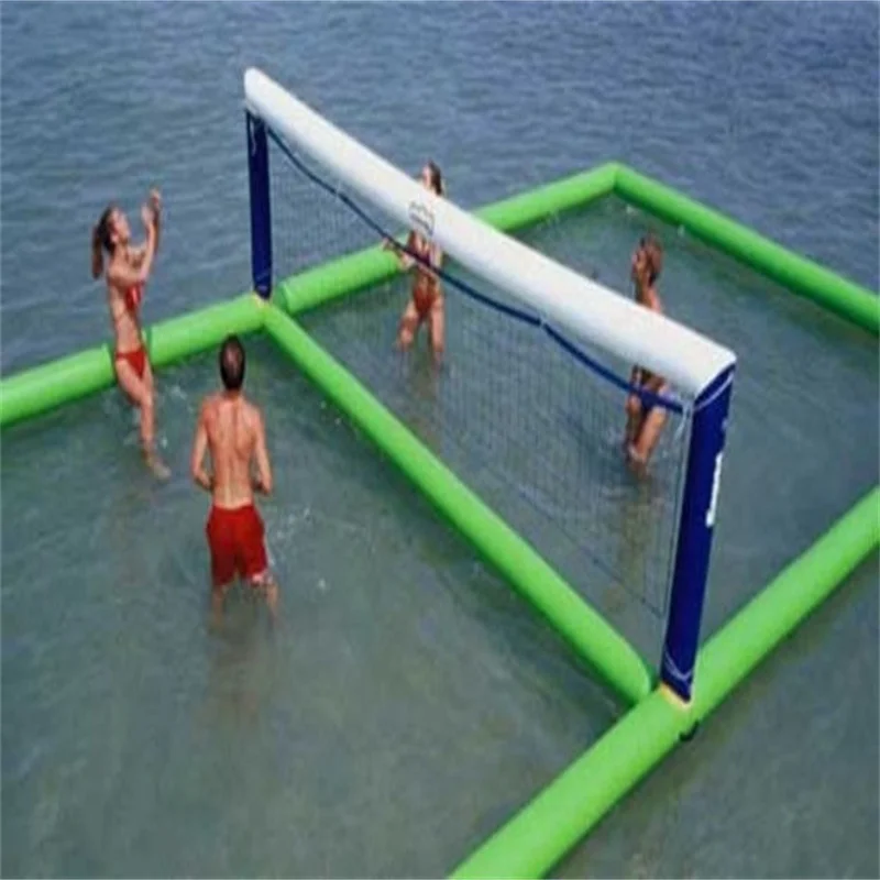 Juego de flotador de agua al aire libre de verano, cancha de voleibol, voleibol inflable de agua con cancha de red para adultos en la playa sobre el crecimiento