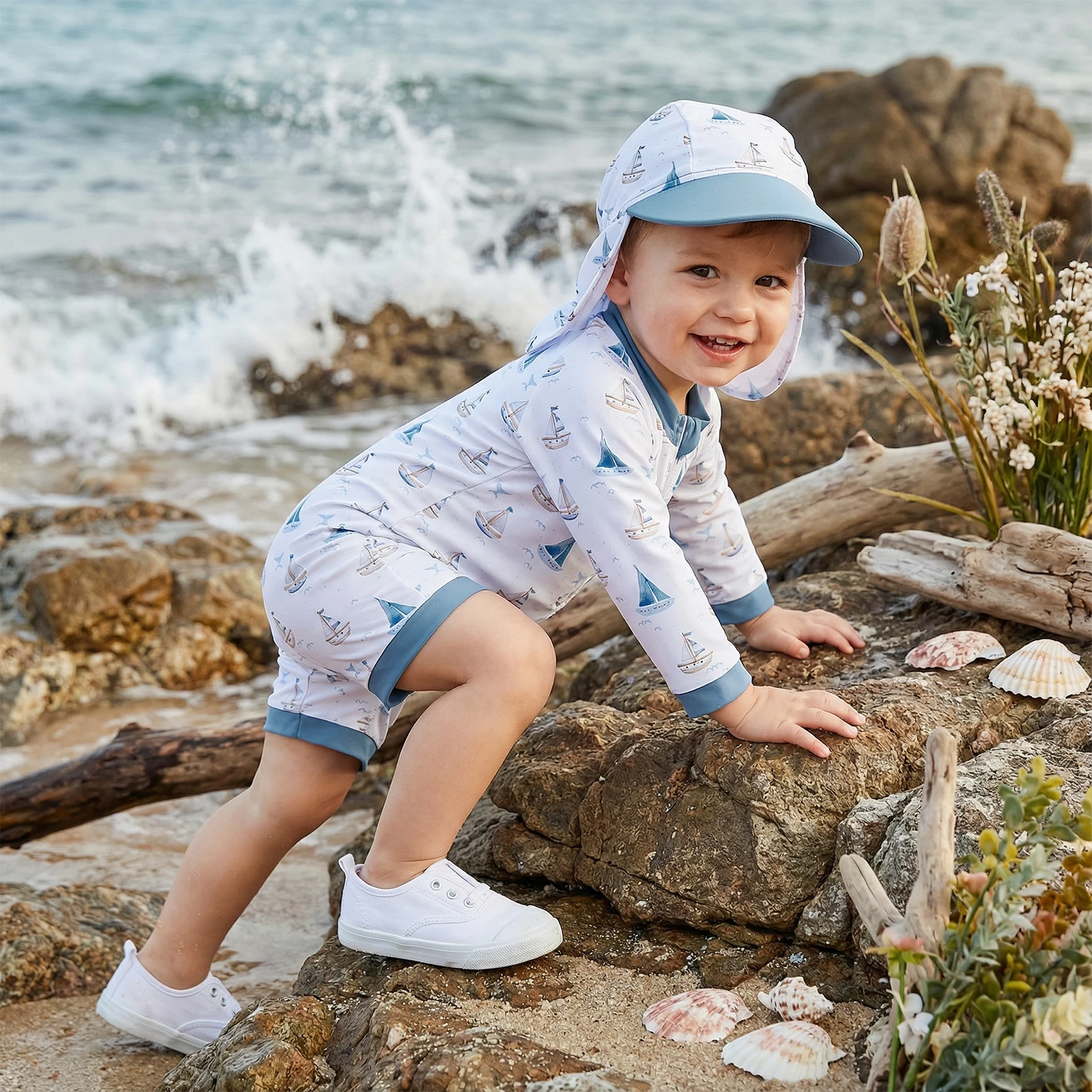 

Летний купальный костюм для мальчиков 2026 года: очаровательный комбинезон с длинным рукавом и круглым вырезом с принтом парусника и шляпа для бассейна и пляжа