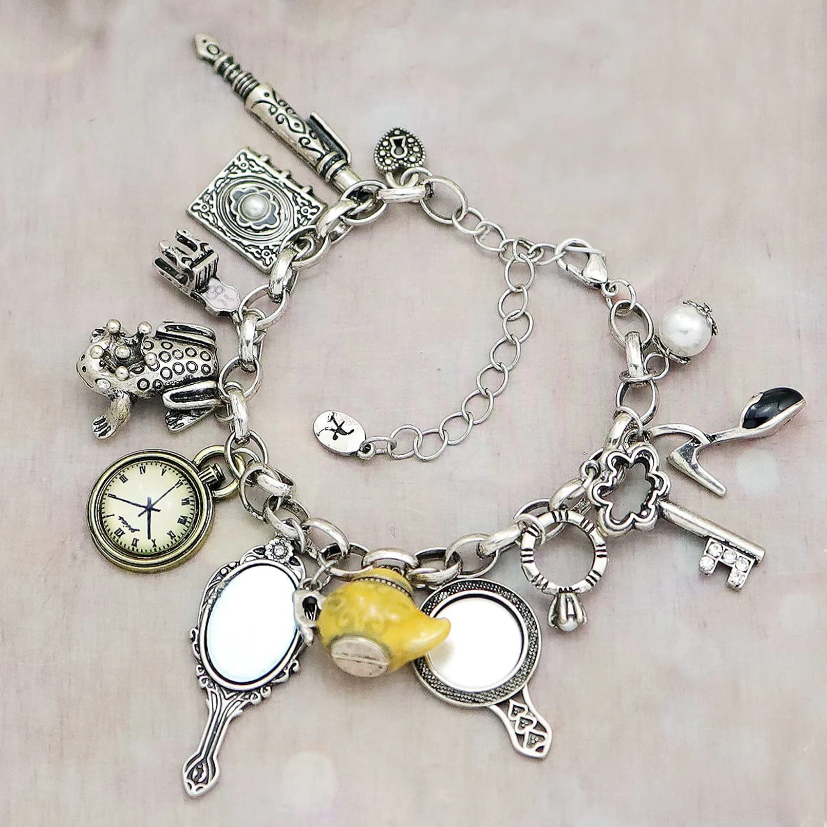 Vintage Spiegel Frosch Uhr Stuhl Wasserkocher Stift Schlüssel Herz Anhänger Charms Armband für Frauen Retro Magischer Märchen-Armreif Schmuck – Detail 5