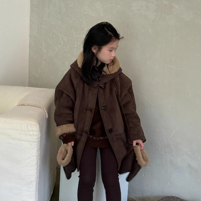 

2025 Winter Hot Selling Girls' Cow Horn Button Fur Integrated Hooded Lamb Fur Children's Mid Length Jacket