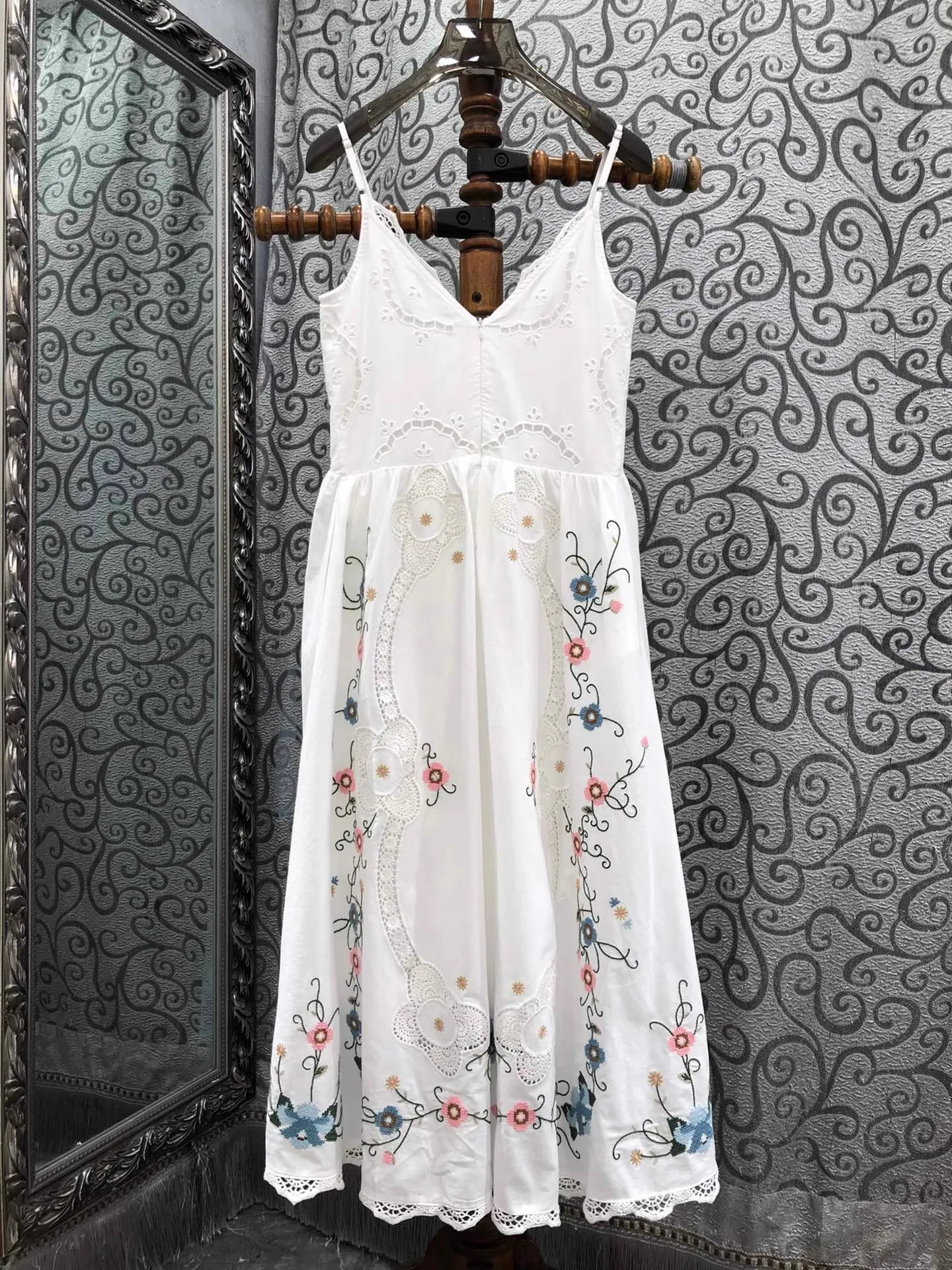 Top Quality Nuovo 2025 Abito estivo da donna con cinturino per spaghetti Lussuoso ricamo a metà polpaccio Abito bianco verde in lino di cotone