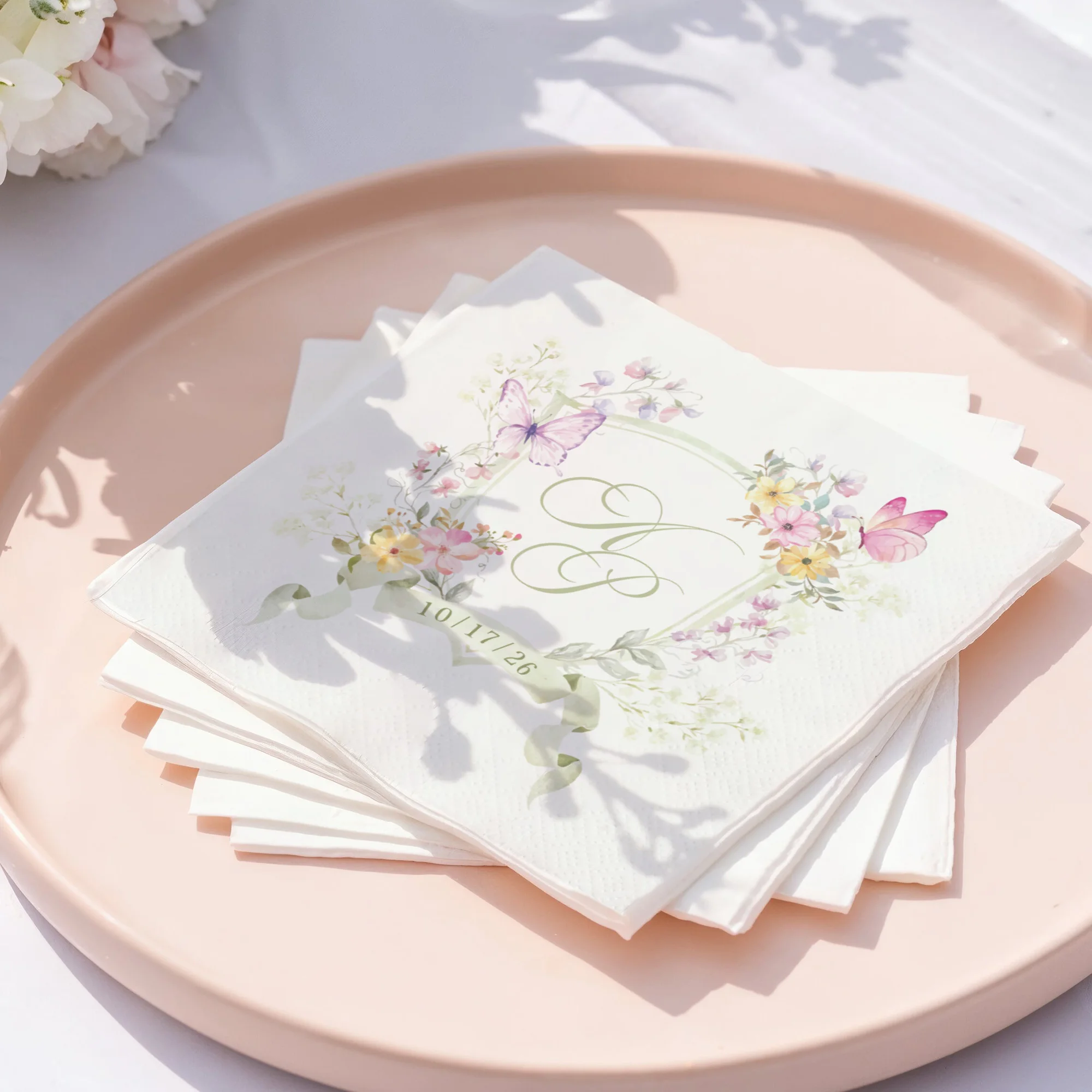 Personalisierte Servietten, 3-lagige, individuell gestaltete Cocktail-Servietten, Blumenmuster, Einweg-Papierservietten für Hochzeiten, Jubiläen und Brautpartys. – Detail 4