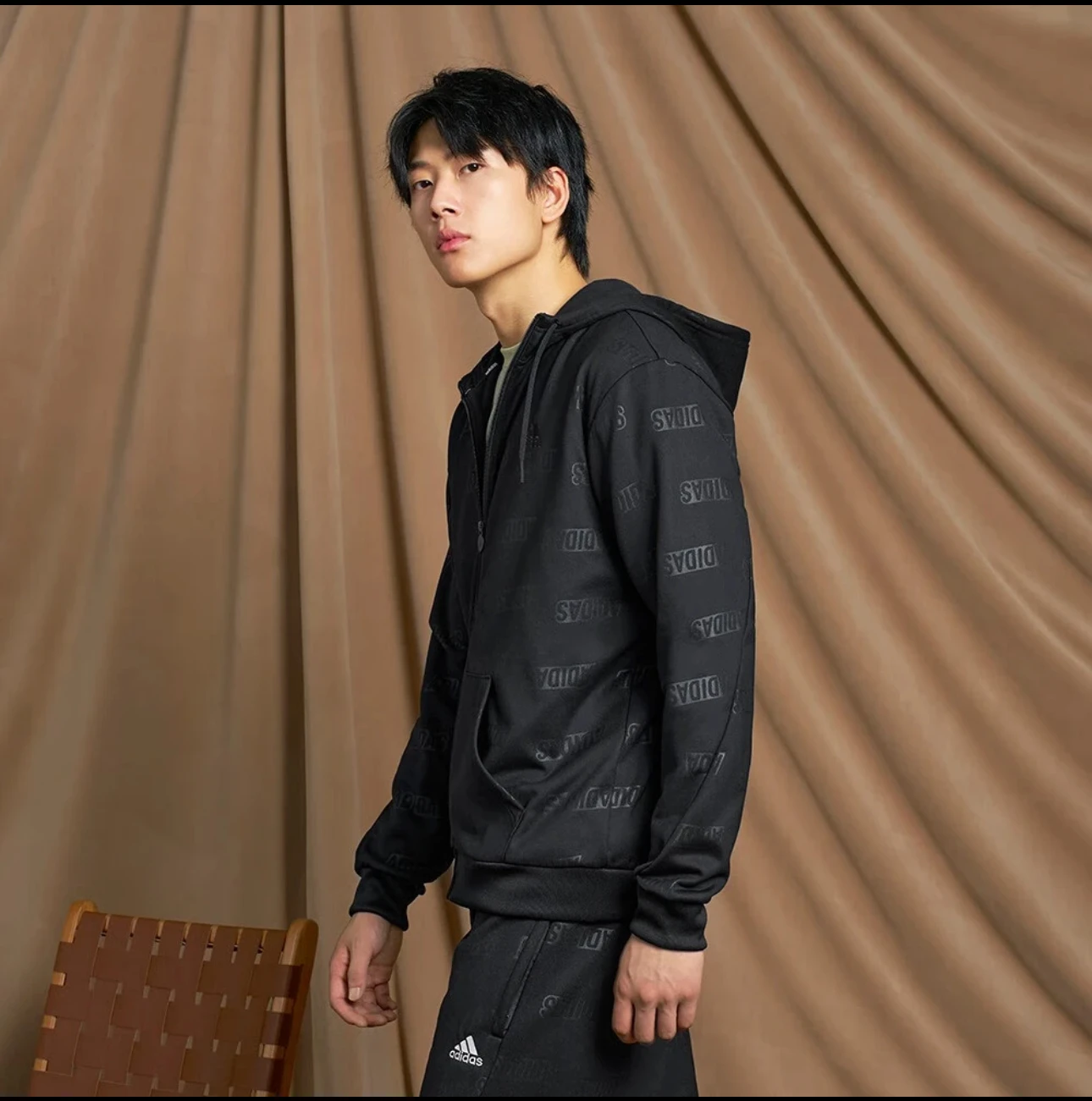 سترة أديداس بغطاء للرأس وأكمام طويلة للرجال باللون الأسود #4