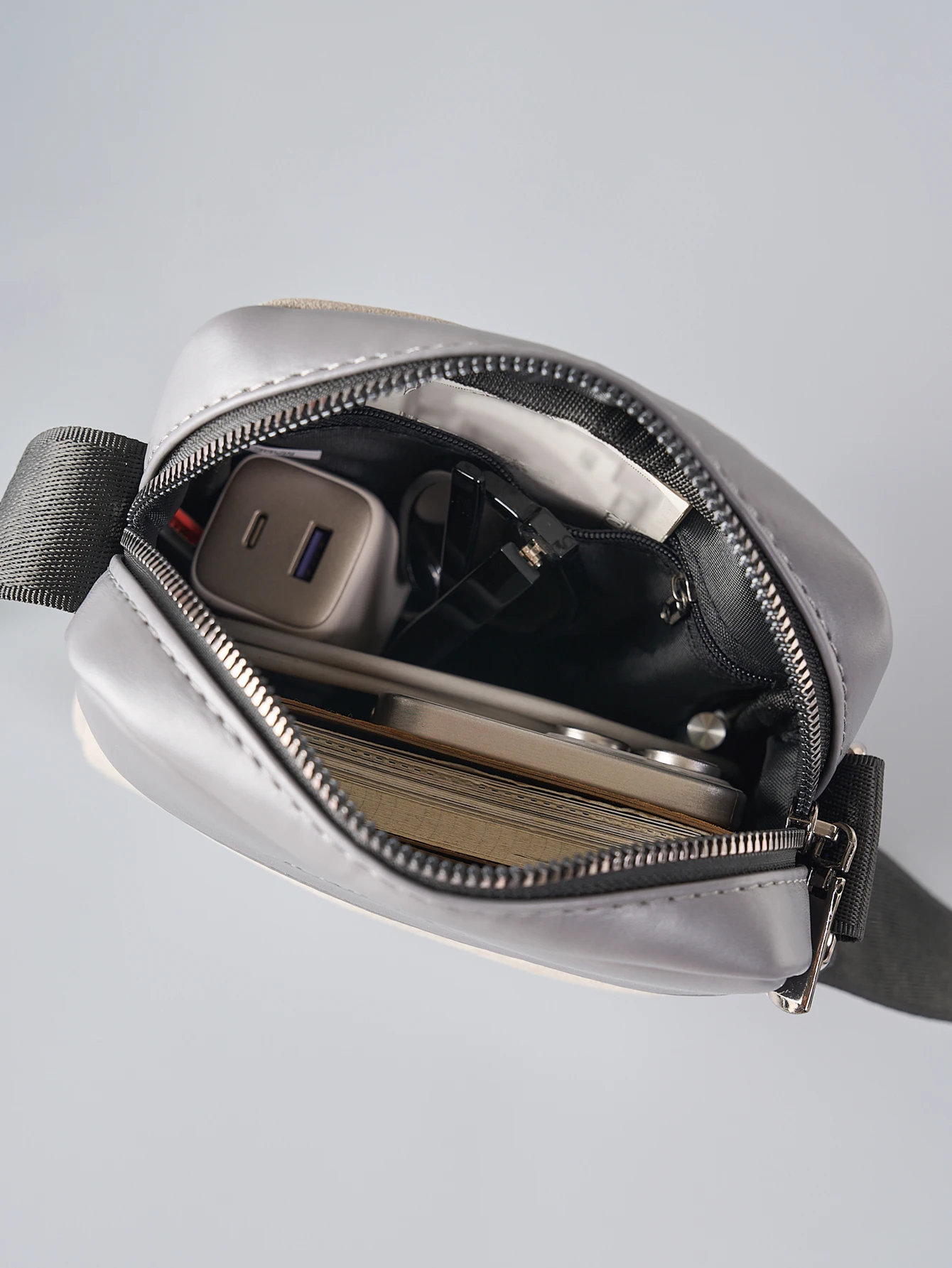 Leichte Umhängetasche aus PU-Leder für Herren, lässige Schultertasche mit mehreren Reißverschlusstaschen, wasserabweisende Brusttasche – Detail 6