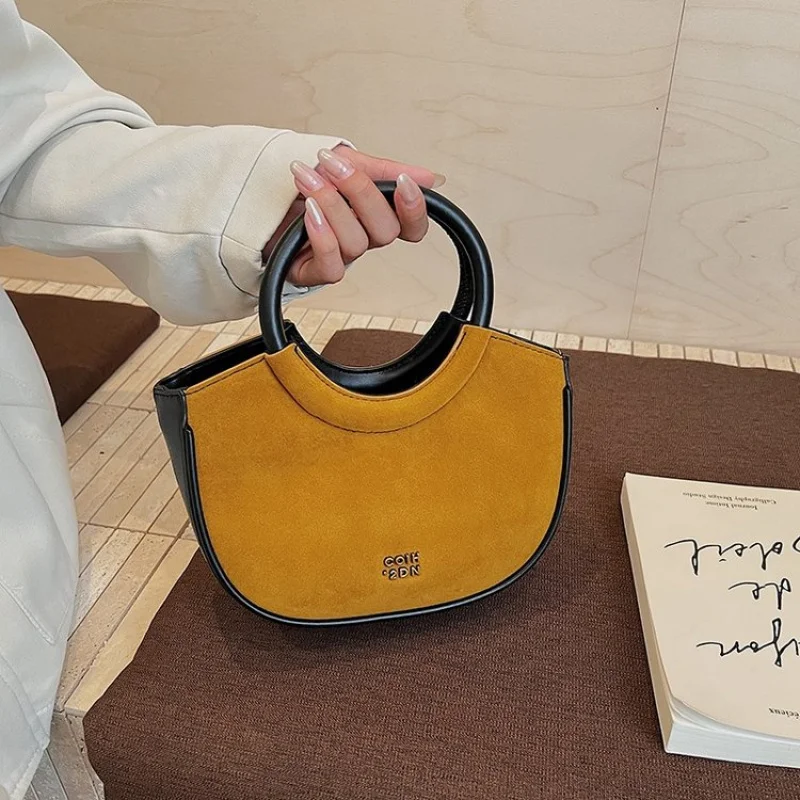 

Vintage Inspired Simple Crossbody Bag For Casual Women With Messenger Function And Solid Color Leather Finish