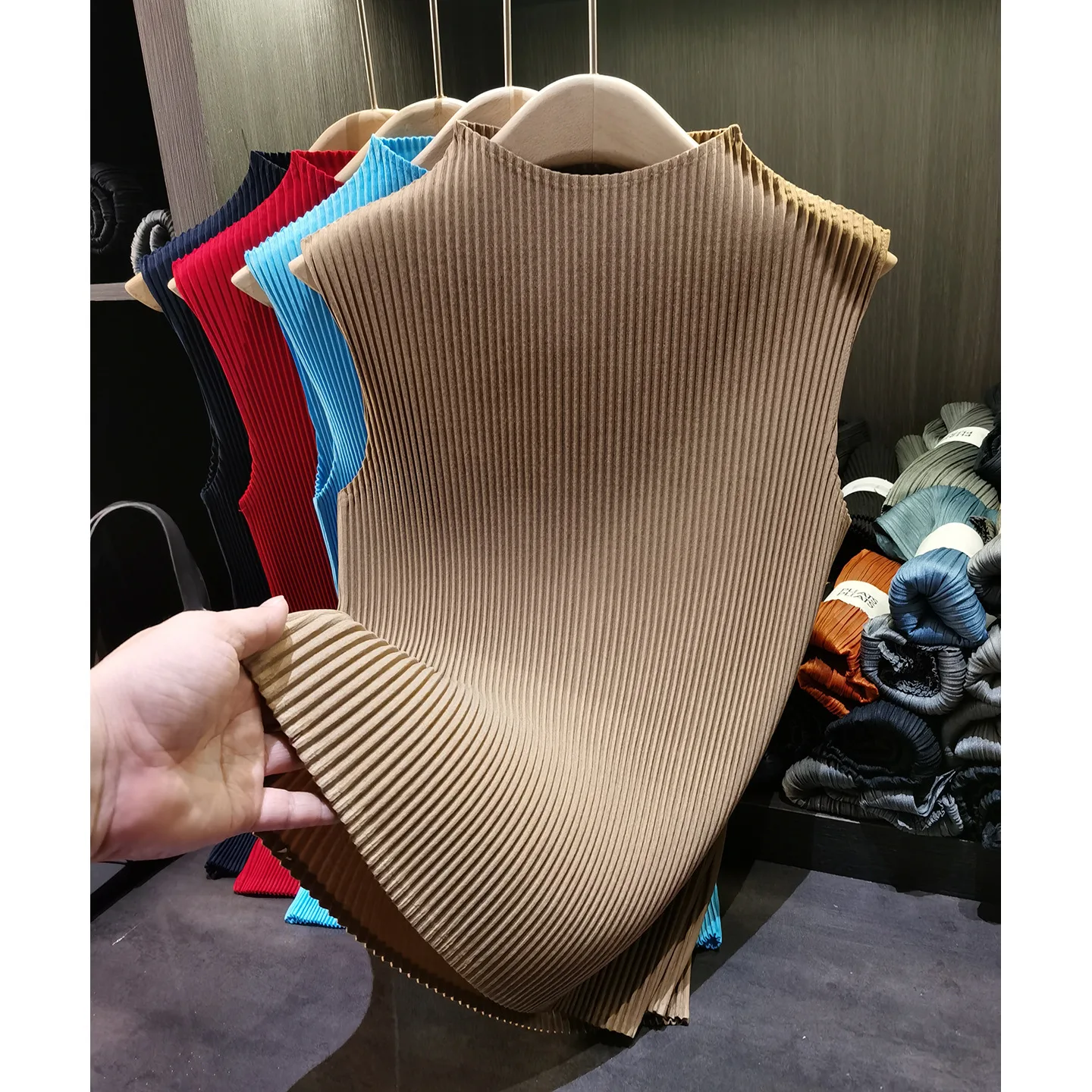 

Miyake Pleated Spring and Summer New Half-high Neck Sleeveless Undershirt Slim Pullover Bottoming Sleeveless Women on The Pleat