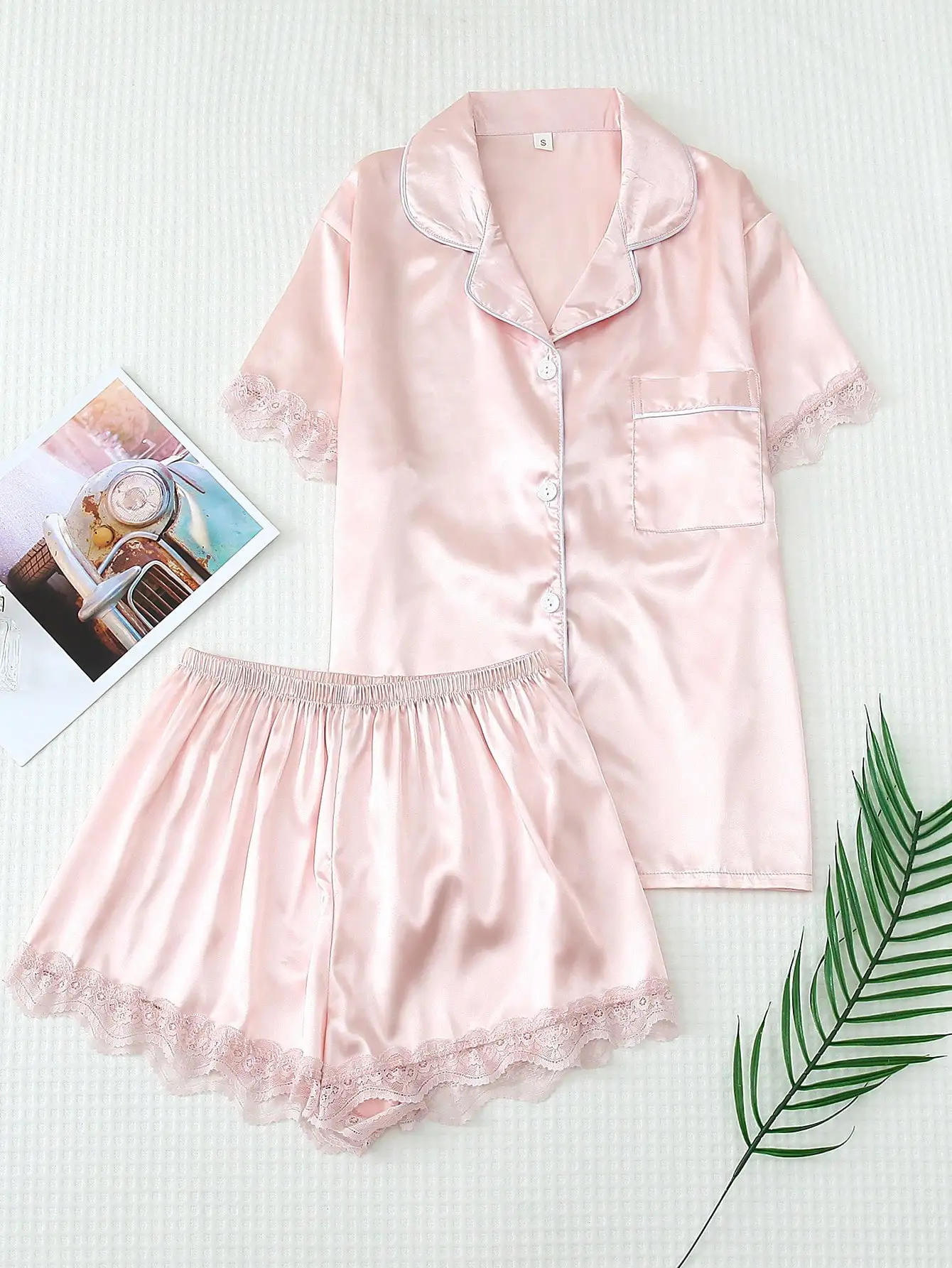 

Розовый атласный пижамный комплект с кружевной отделкой, топом с воротником и шортами