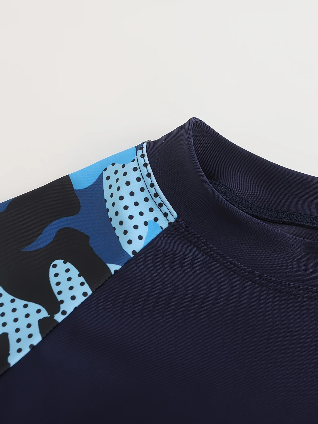 طقم تي شيرت صيفي أنيق للأولاد، ملابس سباحة، سروال سباحة، قبعة سباحة مكونة من ثلاث قطع، ناعمة ومريحة وسريعة الجفاف