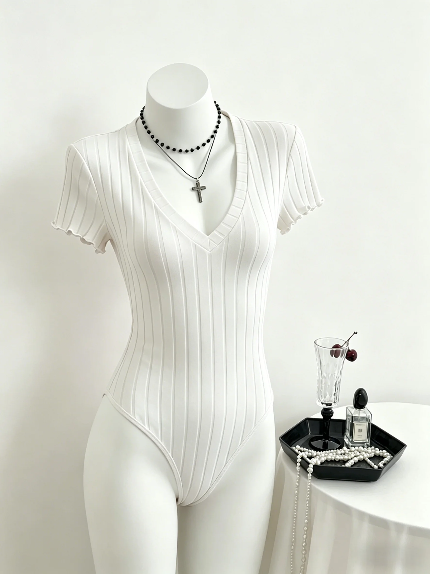 Damen gerippter V-Ausschnitt Kurzarm-Body mit Rüschenärmeln, schmal geschnittener, dehnbarer Strick-Jumpsuit, lässiger Mode-Top für Ausgehzwecke. – Detail 2