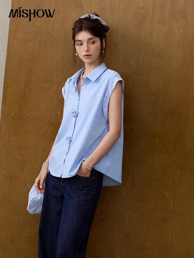 MISHOW สีฟ้าสีขาวลาย Spliced เสื้อฤดูร้อน 2025 ปกผ้าฝ้ายผสมเดินทางเสื้อสามมิติดอกไม้ด้านบน MXE32C0784