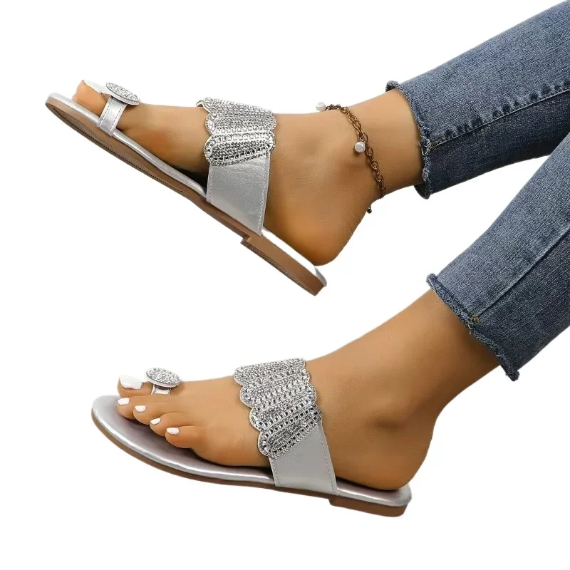 2025 الصيف قرصة تو المرأة النعال موضة كريستال نعال شاطئ المرأة الجديدة حجم كبير أفضل بائع نعال مسطحة zapatos Mujer