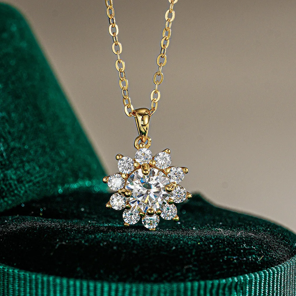

18K Gold Inlaid Pendant with Moissanite Necklace, Ladies' Sunflower Classic Fashion Platinum PT950 Diamond Collarbone Chain