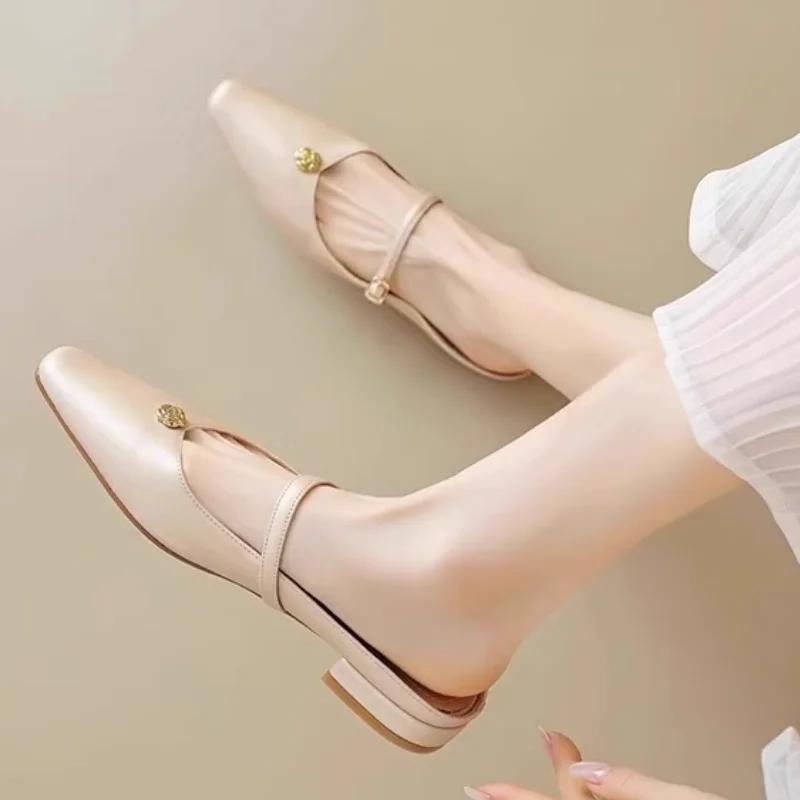 

Женская обувь, коллекция 2024, летние новые уличные уличные тапочки Baotou на низком каблуке, однотонные женские тапочки на квадратном каблуке