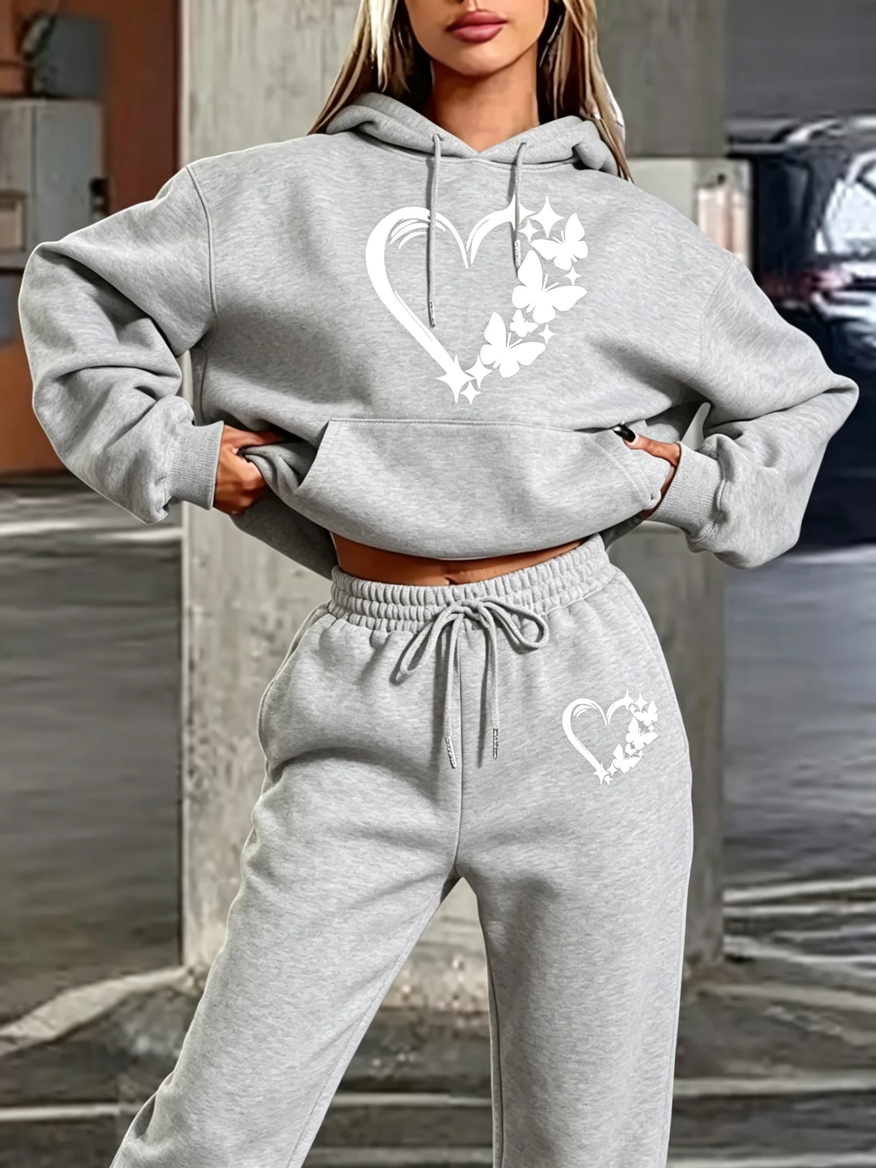 Damen-Trainingsanzug für Herbst und Winter, bestehend aus zwei Teilen, mit Schmetterlings- und Herzmuster, Fleece-Futter, Kapuzenpullover und Trainingshose mit Aufdruck. – Detail 7