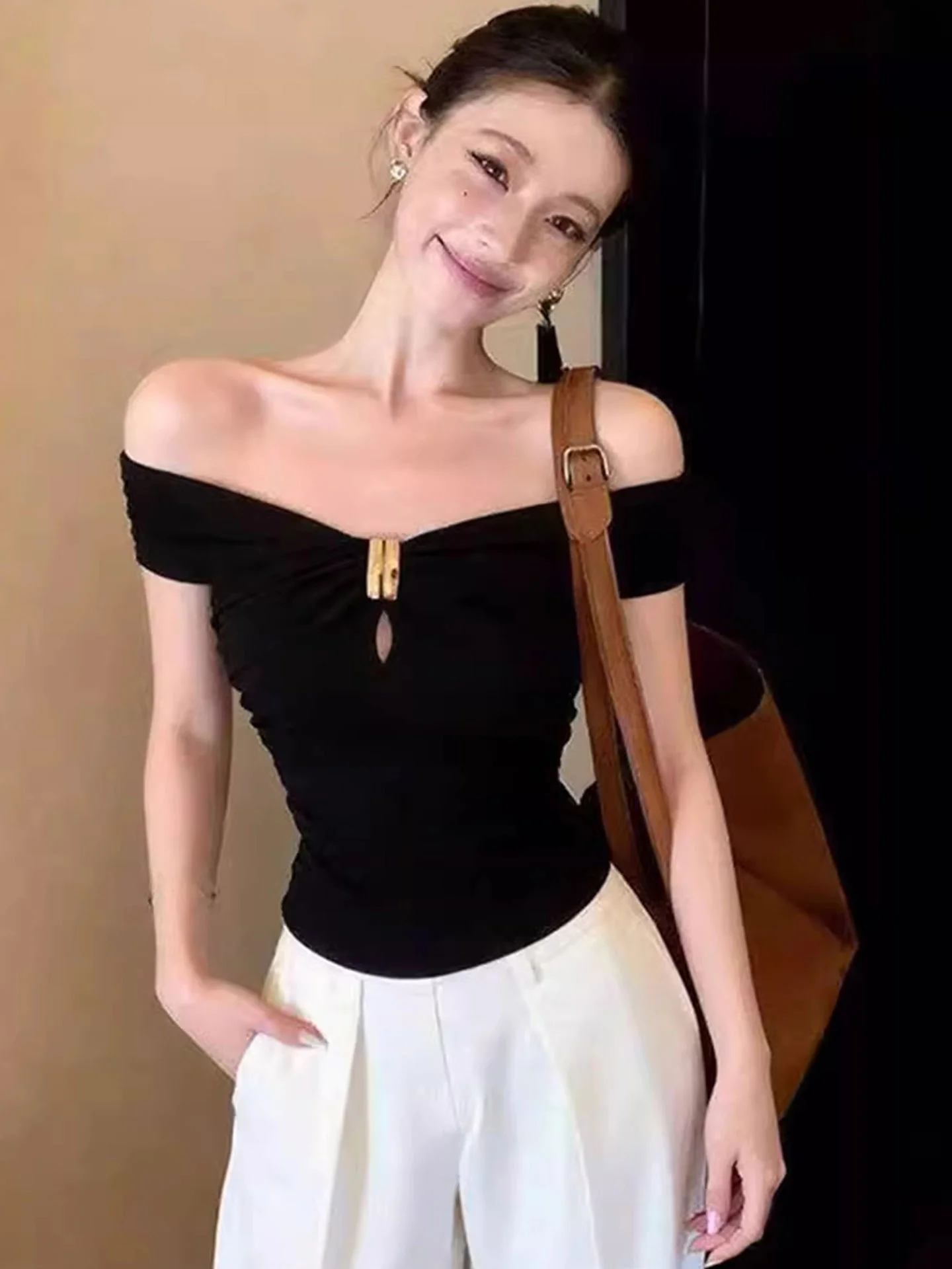 

Ele oulder-baring Slim-fit T-irt European High-end Brand Collar Tee Spring Faionable Casual Comfortable Top