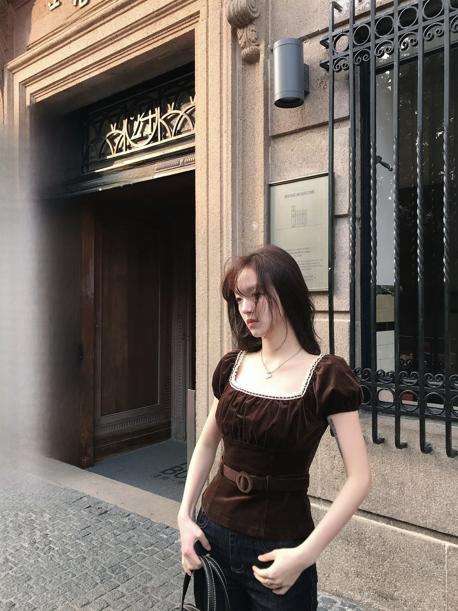 

Женская вельветовая футболка Neurcz с квадратным воротником и коротким рукавом, приталенная, с рукавами-фонариками, базовый топ для весны и лета