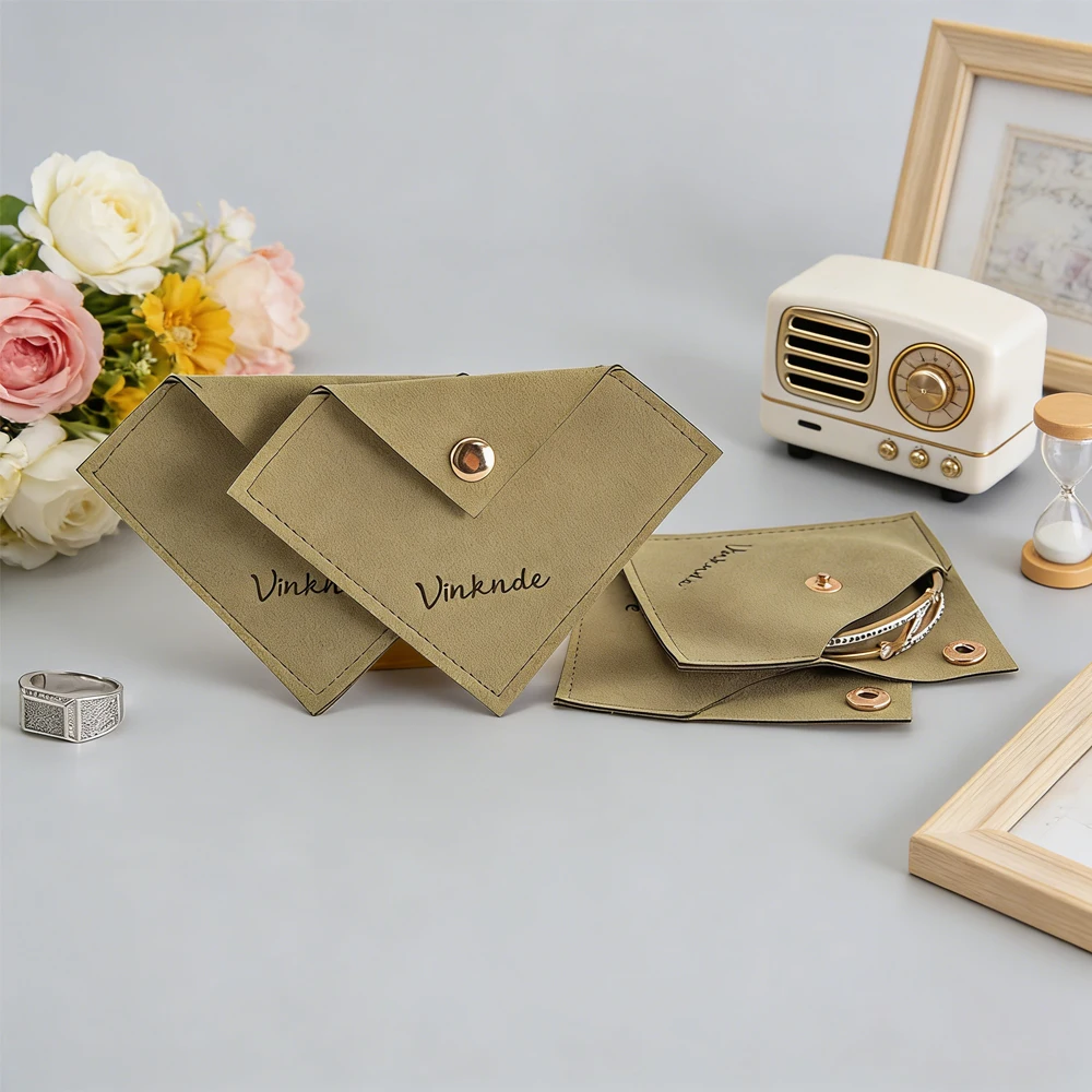 

Personalized Logo 100Pcs Small Triangle Snap Bags 8x8cm Green Microfiber Makeup Jewelry Bag Earrings Bracelets Eyelashes Storage