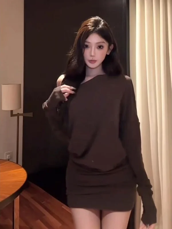 

Новинка осенне-зимней коллекции 2025: Женское трикотажное платье-свитер на одно плечо, приталенное, с юбкой, для повседневной носки.