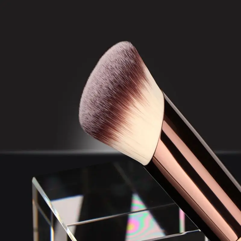 Soft Nylon Contouring Brush - Angled Top，Metal Handle, Alcohol-Free, Suitable for All Skin Types，portable travel