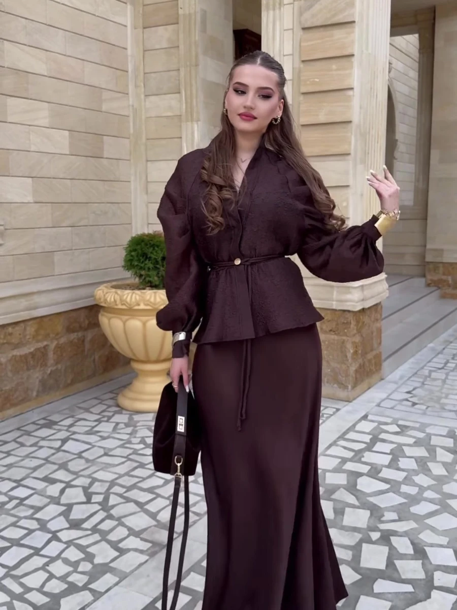 طقم مكون من قطعتين أنيق للمكتب لعام 2025 للنساء بياقة على شكل V وأكمام واسعة وتصميم تونك عالي الخصر وتنورة طويلة متينة ملابس نسائية جديدة