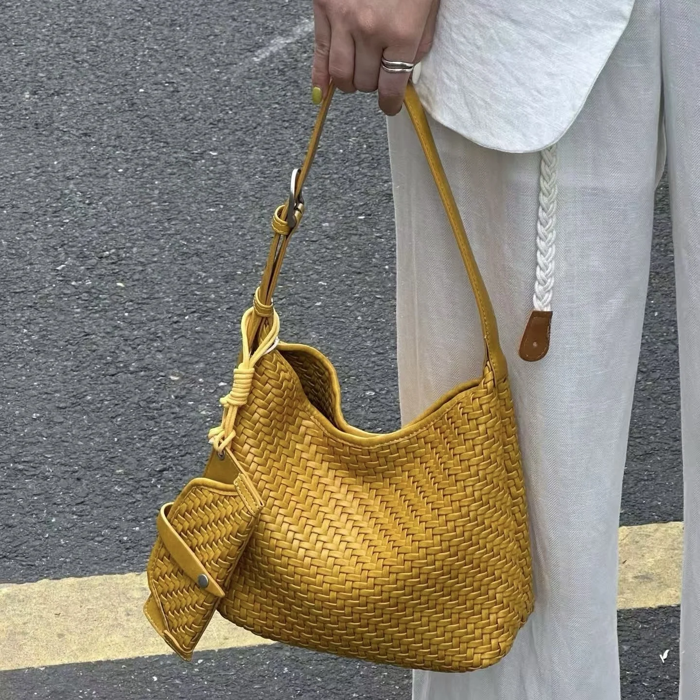 borsa-a-tracolla-versatile-e-alla-moda-nuovo-design-2026-borsa-intrecciata-a-mano-borsa-da-donna-a-forma-di-raviolo-con-chiusura-magnetica