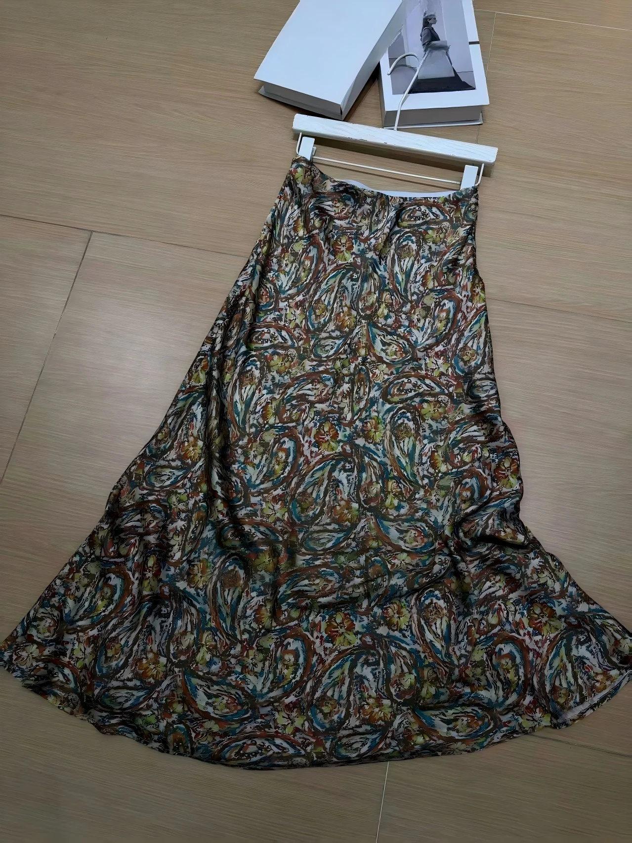

Retro Floral Print Midi Skirt Women's Versatile High Waist A-Line Skirt Slimming Effect Summer 2026 Fashion Trend