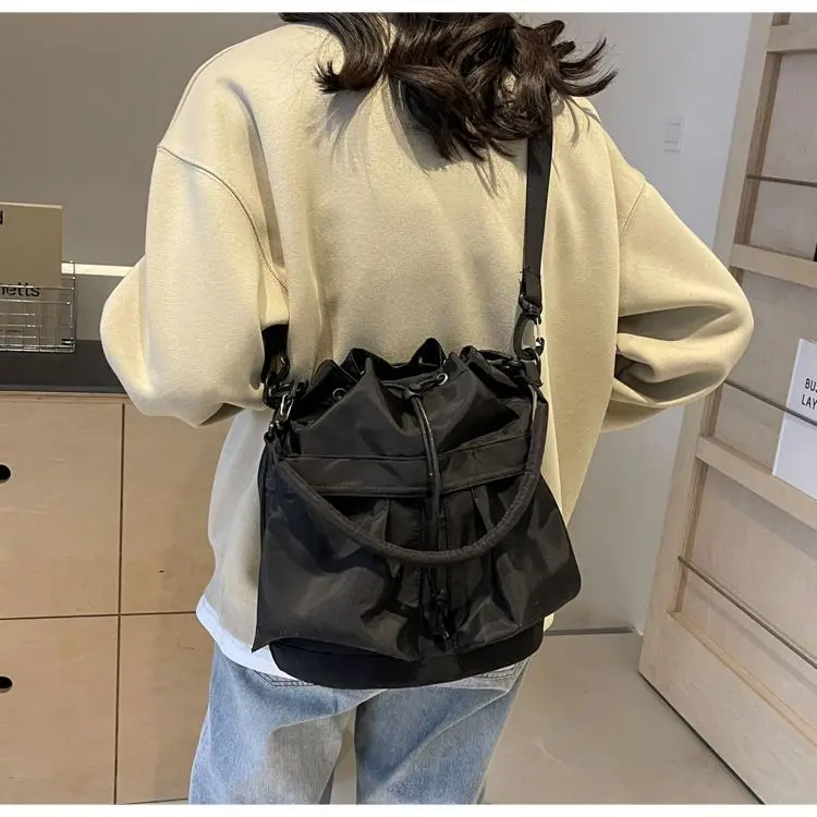 

Versatile Large-Capacity Drawstring Bucket Bag for Women Multi-Pocket Crossbody Bag Lightweight Casual Commuter Bag