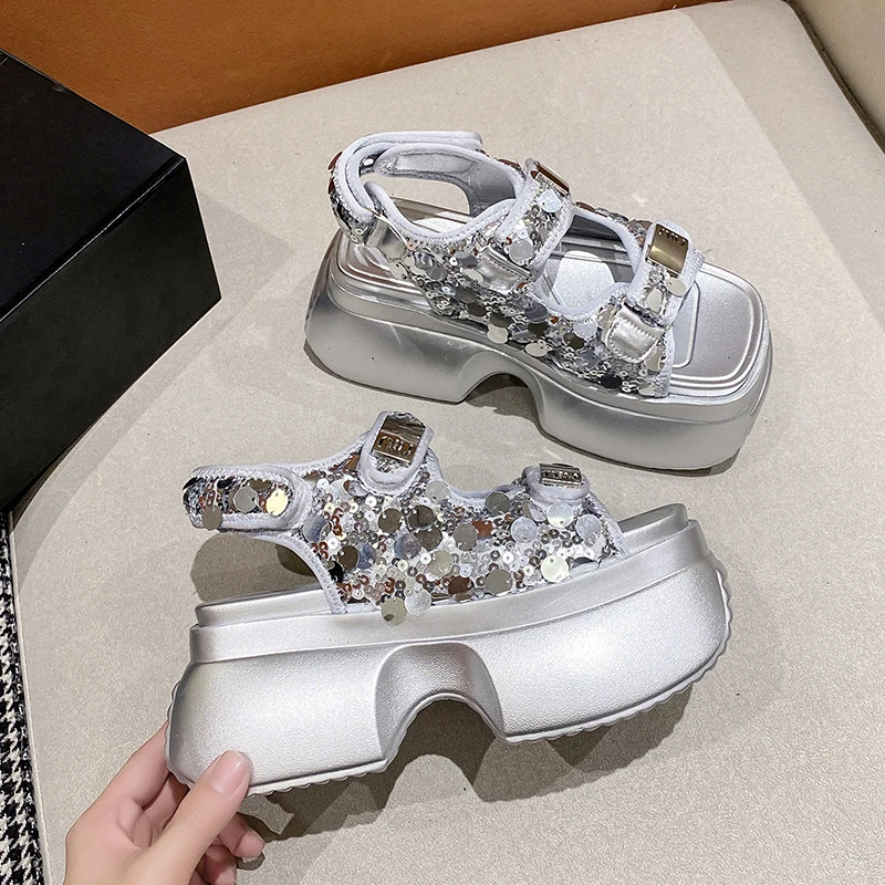 Letnie damskie masywne sandaลy Bling skรณrzane wysoka podeszwa adidasy oddychajฤ
ce buty zwykลe kapcie kobieta 8CM obcasy trampki na koturnie