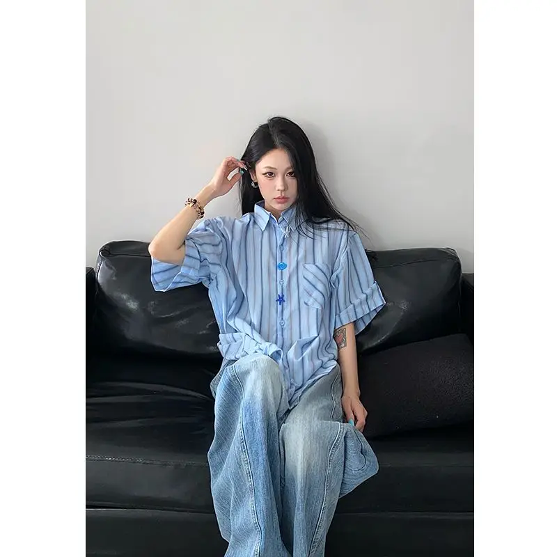 Camicetta estiva da donna a maniche corte con camicia a righe blu