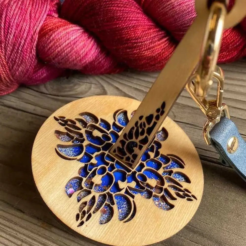 Supporto per filato da polso portatile in legno con cinturino da polso in pelle per prevenire il groviglio del filato supporto per filato all'uncinetto per maglieria
