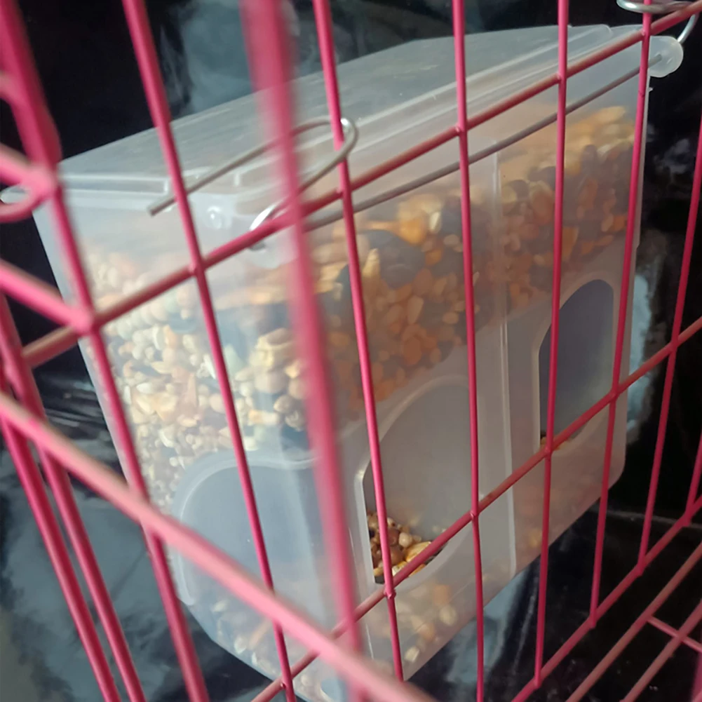 Mangiatoie per uccelli con 3 piccoli slot Gancio Design arrotondato Gabbia trasparente impermeabile per uccelli Pollo Parrocchetto Forniture Prodotti per animali domestici