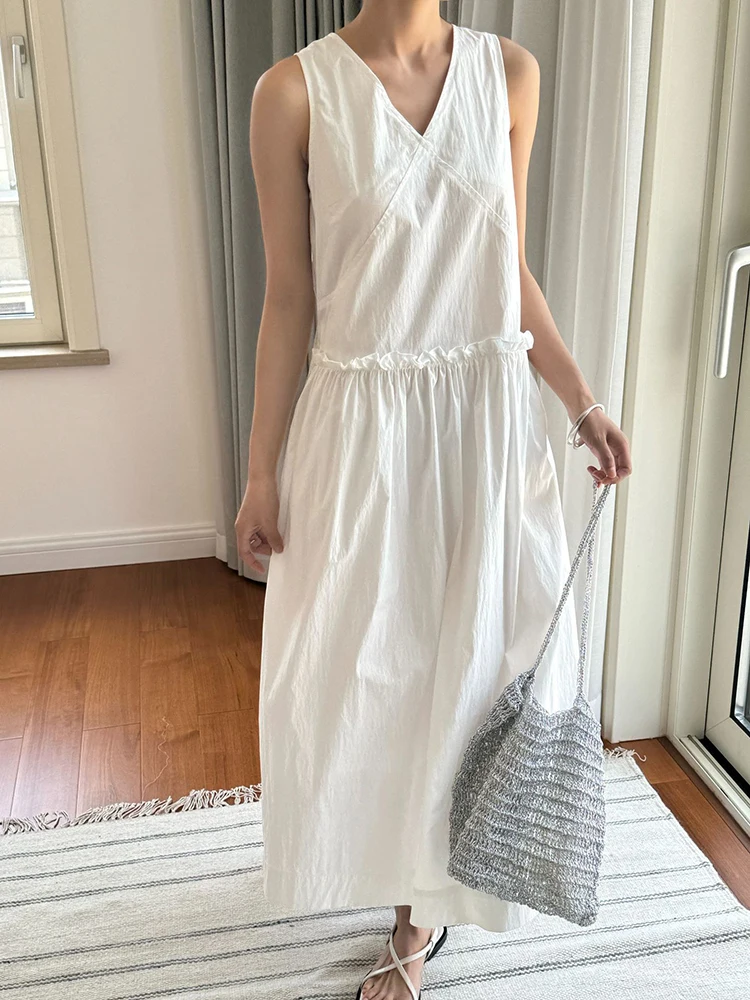 [EAM] Women White Thin Pleated Ruffles Big Size Elegant Dress New V-Neck Sleeveless Fashion Tide Spring Summer 2024 1DH6029