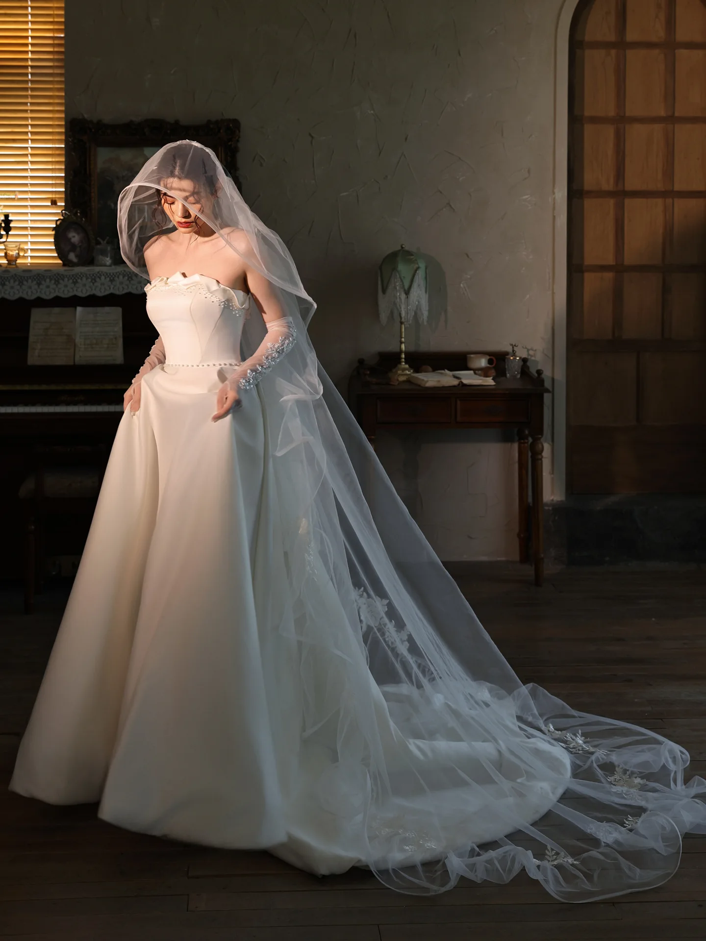 

280cm Length 200cm Width Romantic Wedding Veils Sequined Lace Appliques Tulle Ruffles Bride Veils Headpiece Bridal Accessory