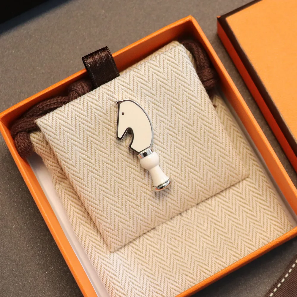 Personalized fashion men and women couple ceramic horse head H enamel chess brooch brooch