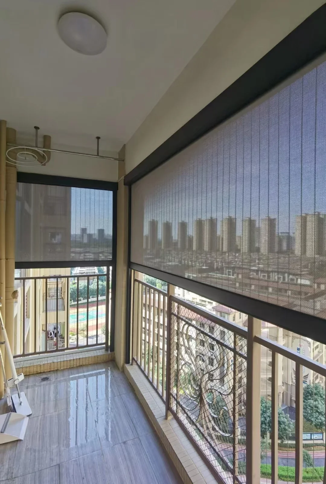 Electric Outdoor Blinds Motorized Patio Screens Retractable Zip Screen Outdoor Curtain view 2