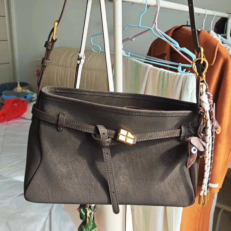 

Винтажные сумки-тоут для женщин, роскошные дизайнерские сумки, кошельки 2026, новинка из искусственной кожи, металлический ремень с пряжкой, украшение среднего размера, подмышки на плечо