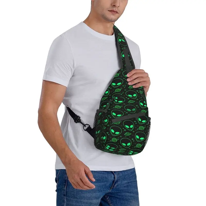 Sacs à bandoulière à motif extraterrestres et ovni pour hommes, sac à dos à bandoulière personnalisé, sac à dos de poitrine initié à la mode, sac à dos de cyclisme et de camping