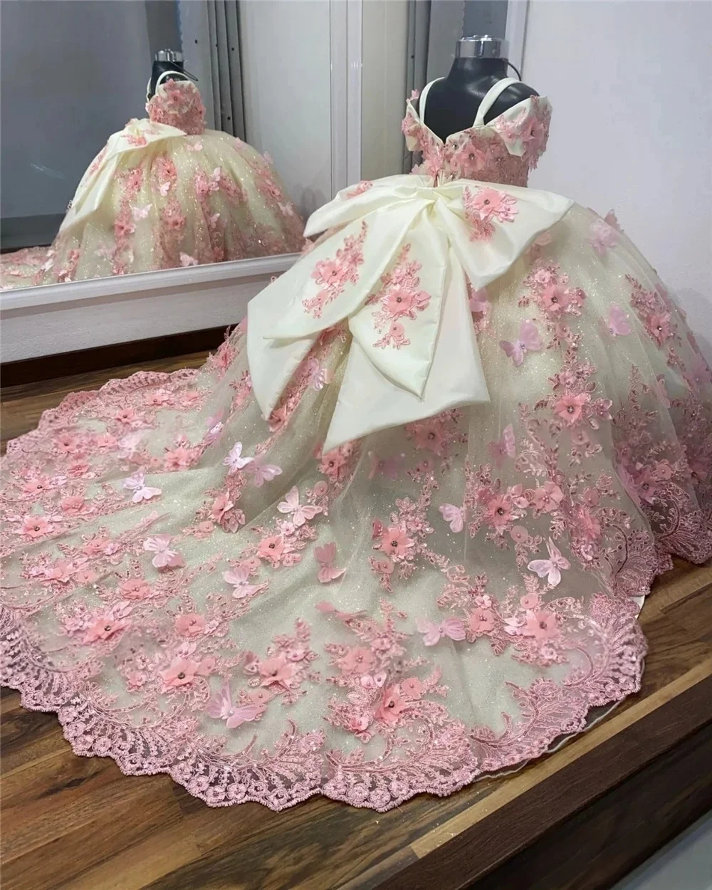 robe-de-demoiselle-d'honneur-personnalisee-pour-mariage-et-fete-de-noel-avec-appliques-florales-3d-decor-papillon-nœud-dorsal-surdimensionne-et-longue-traine