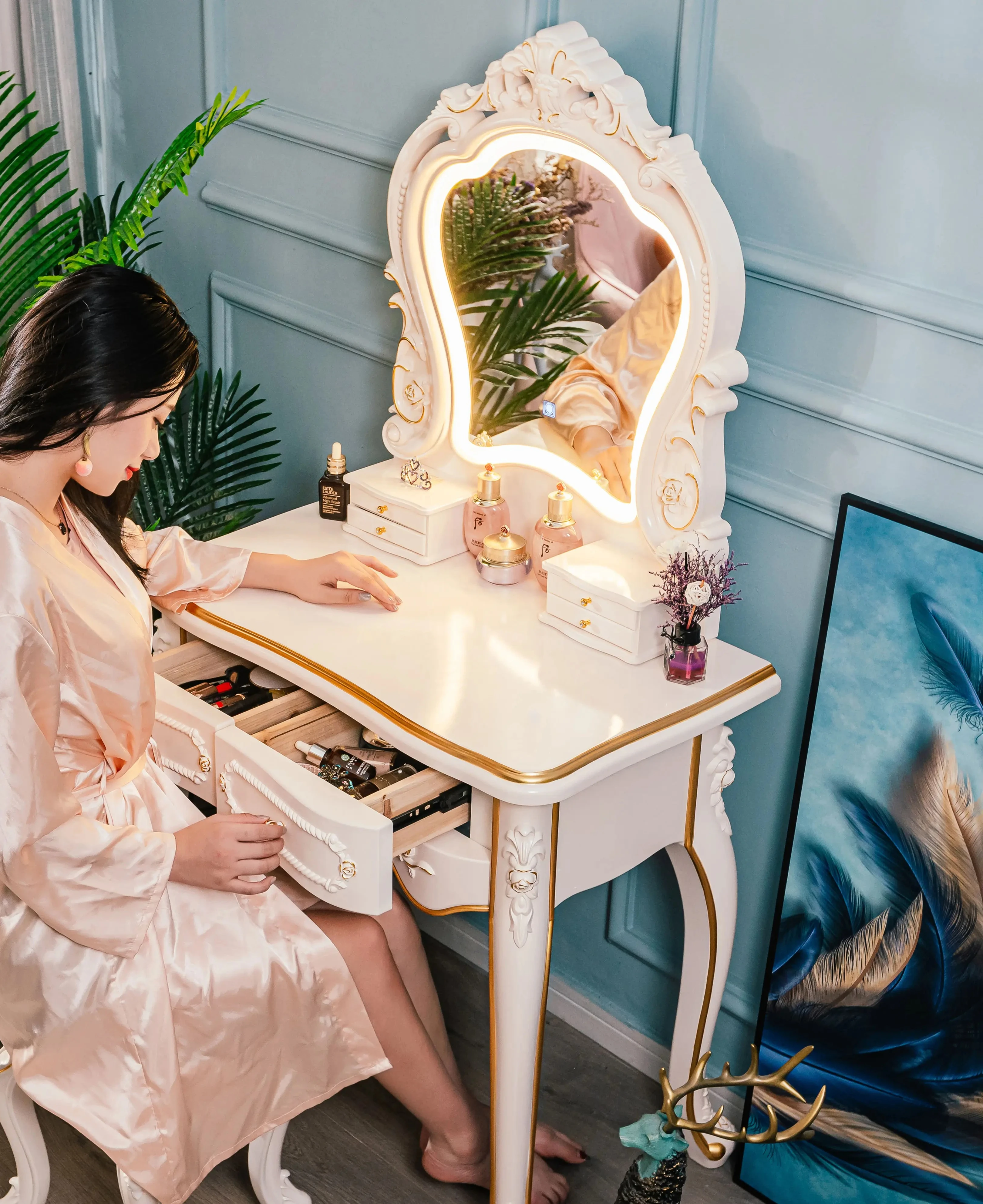 European dressing table 2025 bedroom multifunctional makeup table princess style luxury dressing table Internet celebrity light