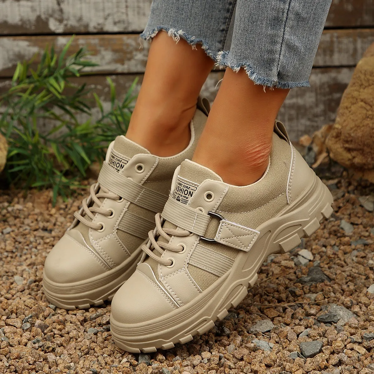 

New lace-up high-top canvas shoes for women, thick-soled round toe, versatile and breathable, with a British style