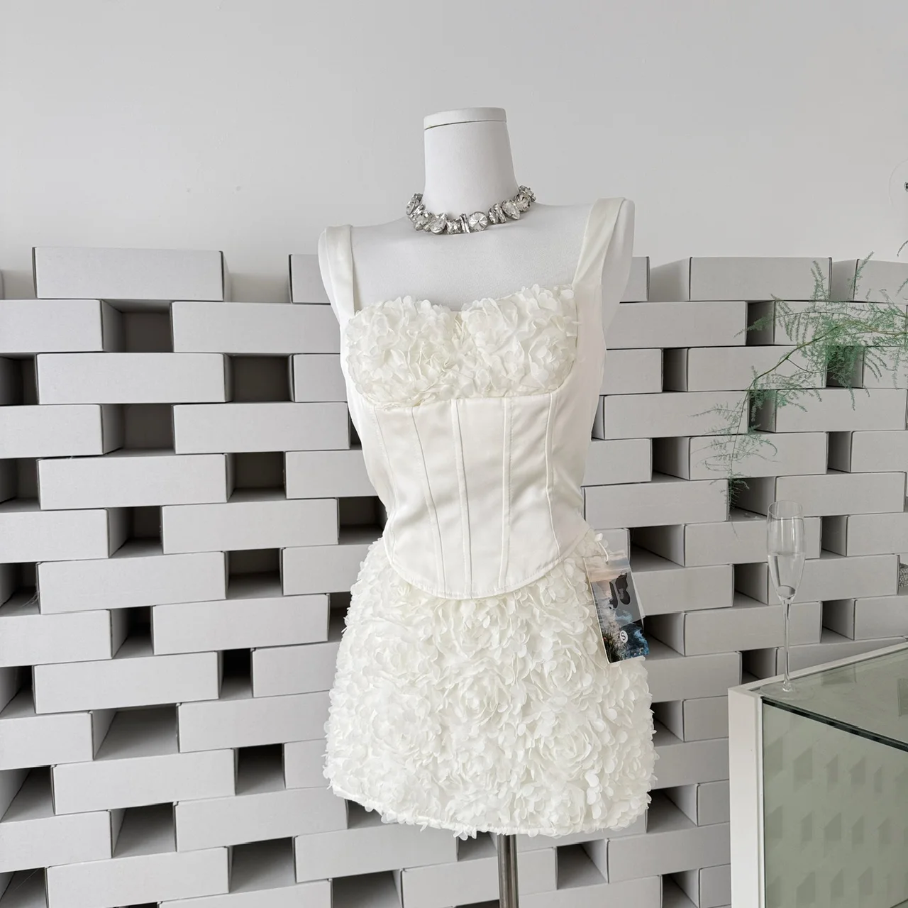 

Women's Elegant 3d Flowers Two Pieeces Skirt Set Lady Summer High Street Holiday Party Fishbone Waist Camisole + Mini Skirt