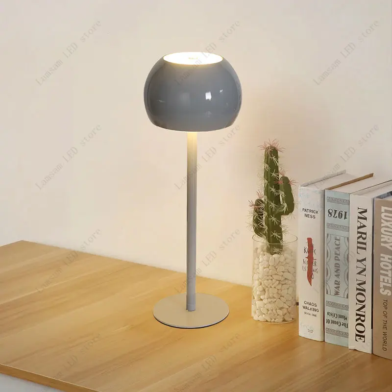 Przenośna metalowa lampa stołowa LED Ładowana przez USB Lampka biurkowa z czujnikiem dotykowym Trójkolorowa lampka nocna Trwała lampka do czytania