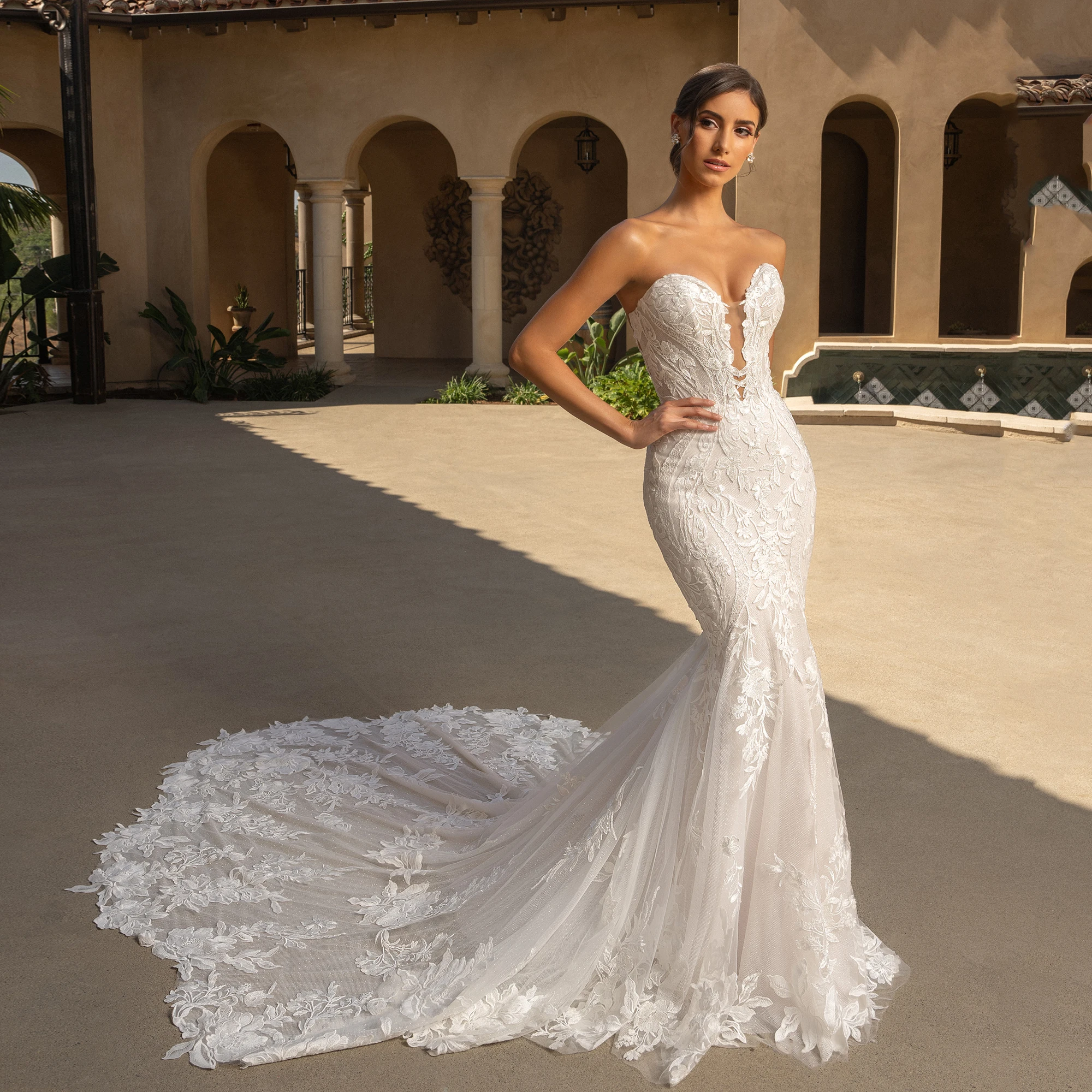 

Elegant Strapless Lace Mermaid Shiny Wedding Dresses Illusion Back Appliques Glitte Tulle Sweep Train Bridal Gown Customized